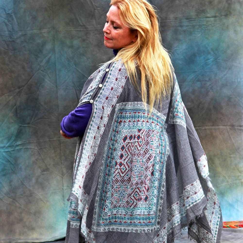 Exclusive, western-design wrap!